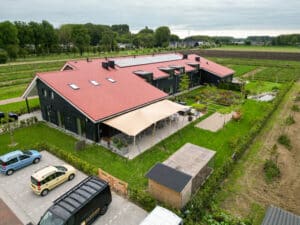 Luchtfoto horecagebouw met zandkleurige stretchtent