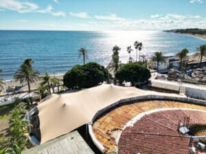 Special shape stretchtent in zandkleur bij Maya Garden Marbella direct aan de boulevard